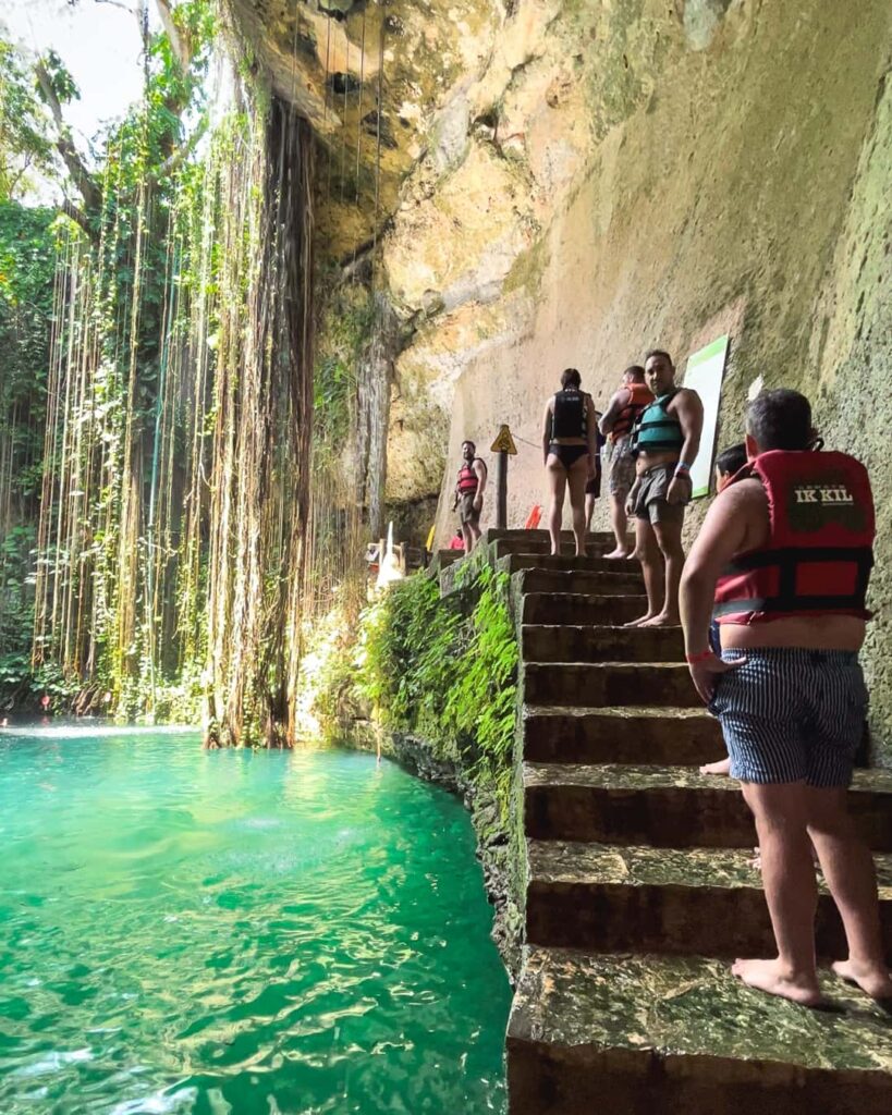 Cenote Ik Kil jumping